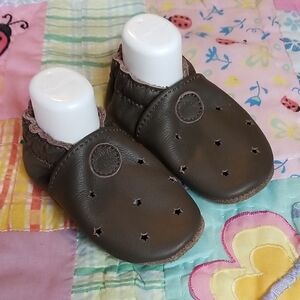 Pediatrician Recommended soft Sole Leather Baby Shoes With Star Cutouts EUC